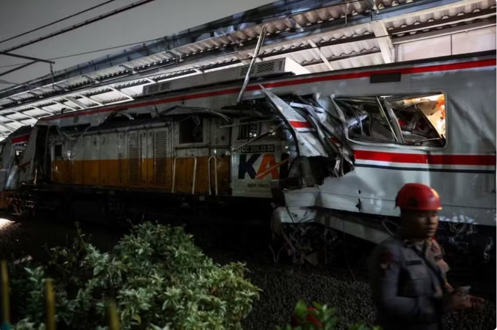 Hai tàu hỏa va chạm gần thủ đô Indonesia, hơn 80 người thương vong- Ảnh 1.