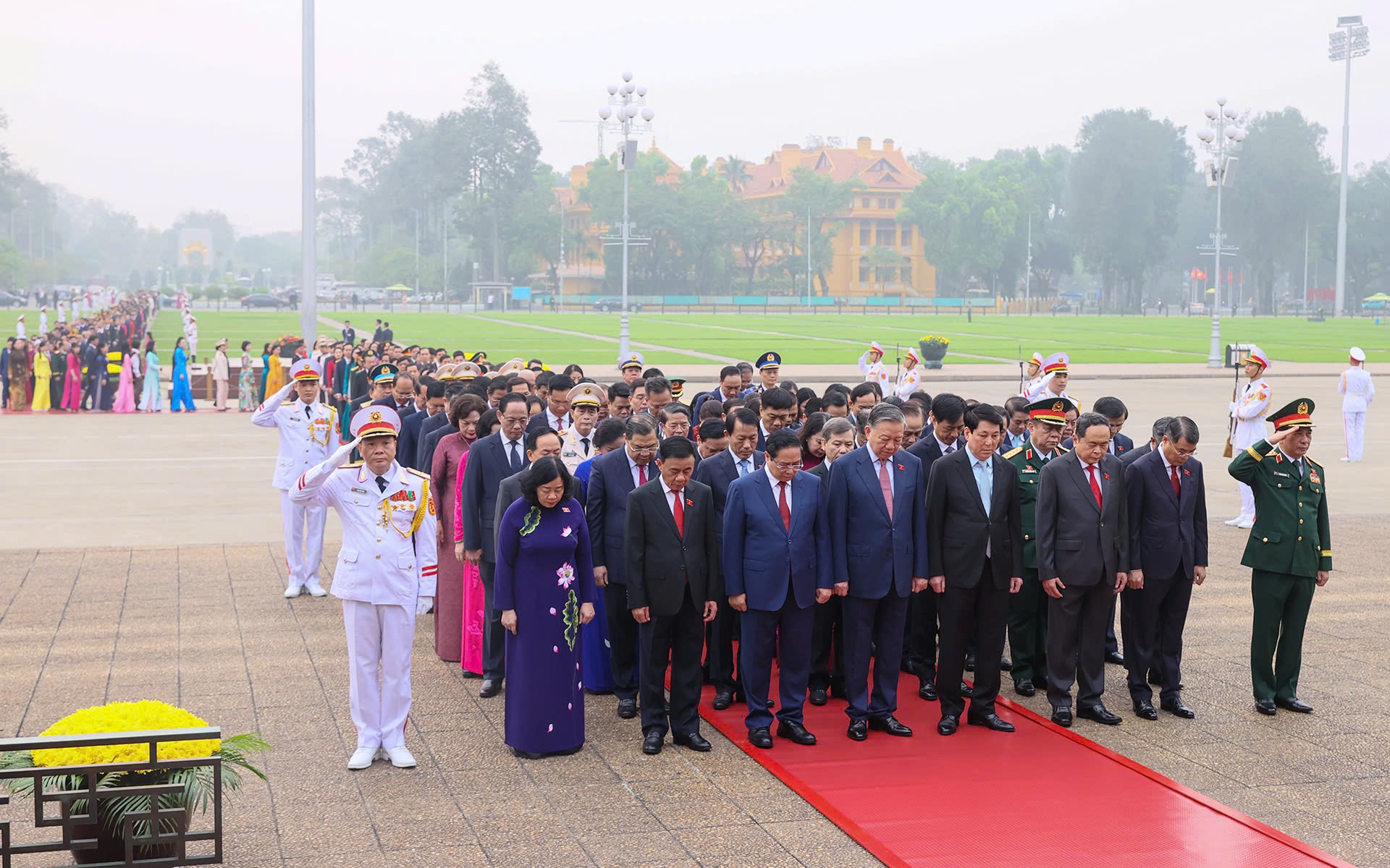 Lãnh đạo Đảng, Nhà nước và ĐBQH vào Lăng viếng Chủ tịch Hồ Chí Minh