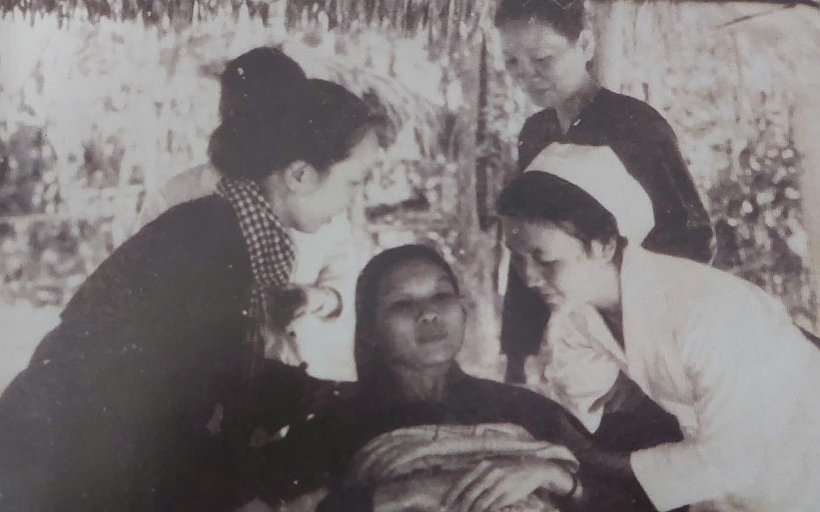 Chuyện ít biết về nữ dân y 14 tuổi đã vào chiến khu