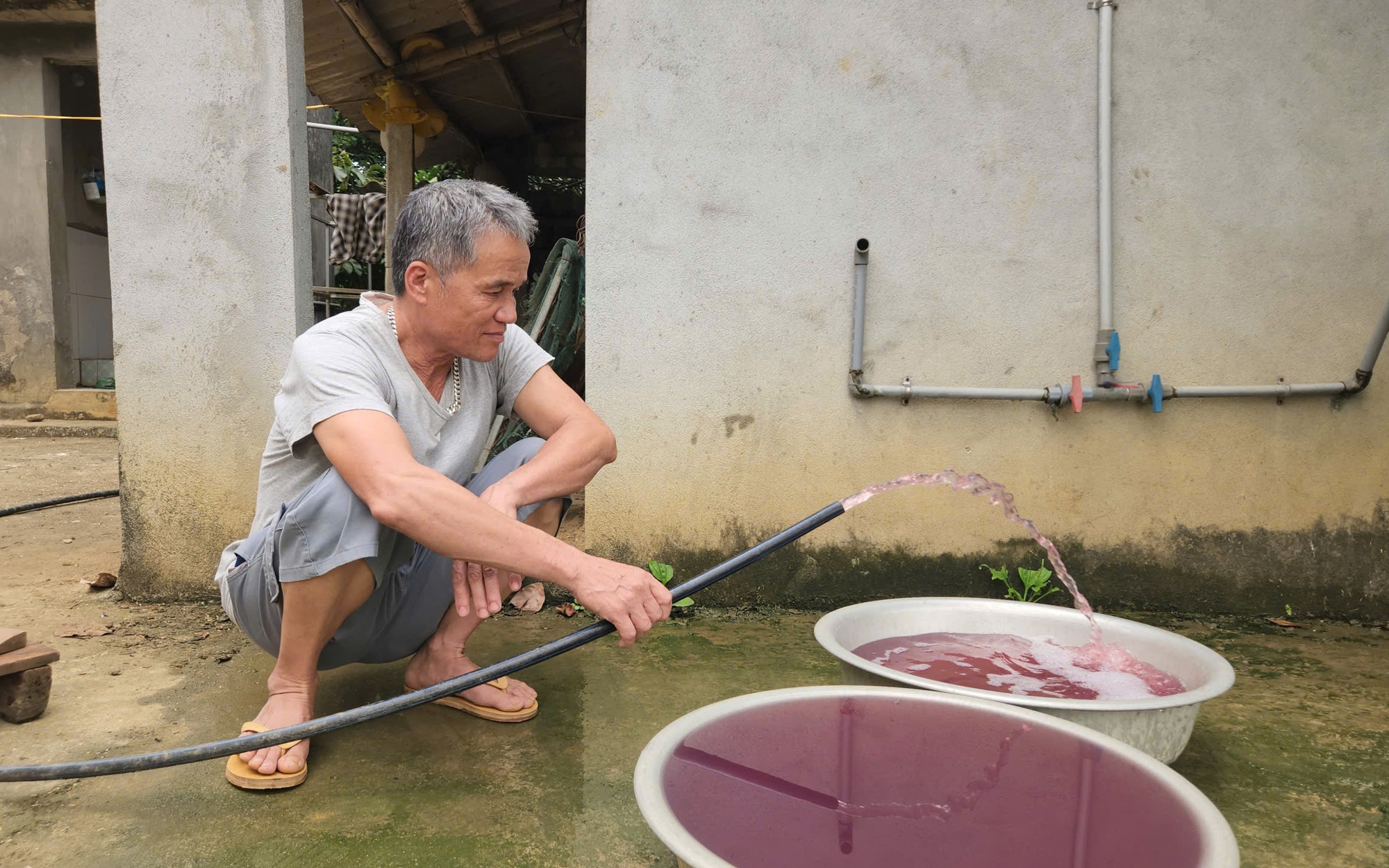 Tạm dừng hoạt động giặt là của nhà máy may khiến nước sinh hoạt đổi màu tím- Ảnh 3.
