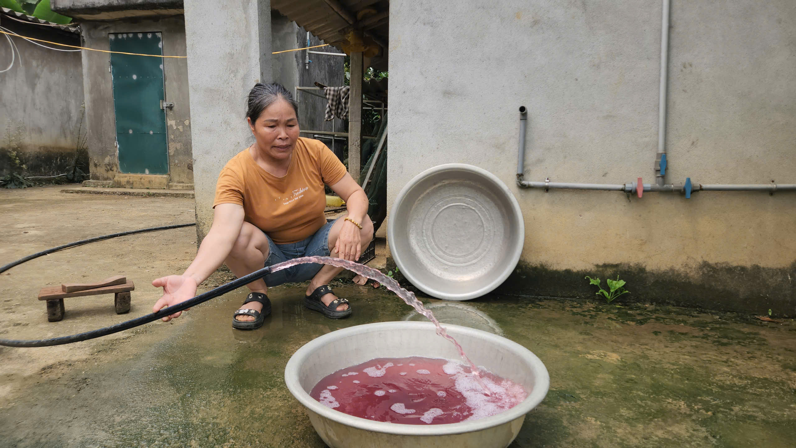 Tạm dừng hoạt động giặt là của nhà máy may khiến nước sinh hoạt đổi màu tím- Ảnh 2.