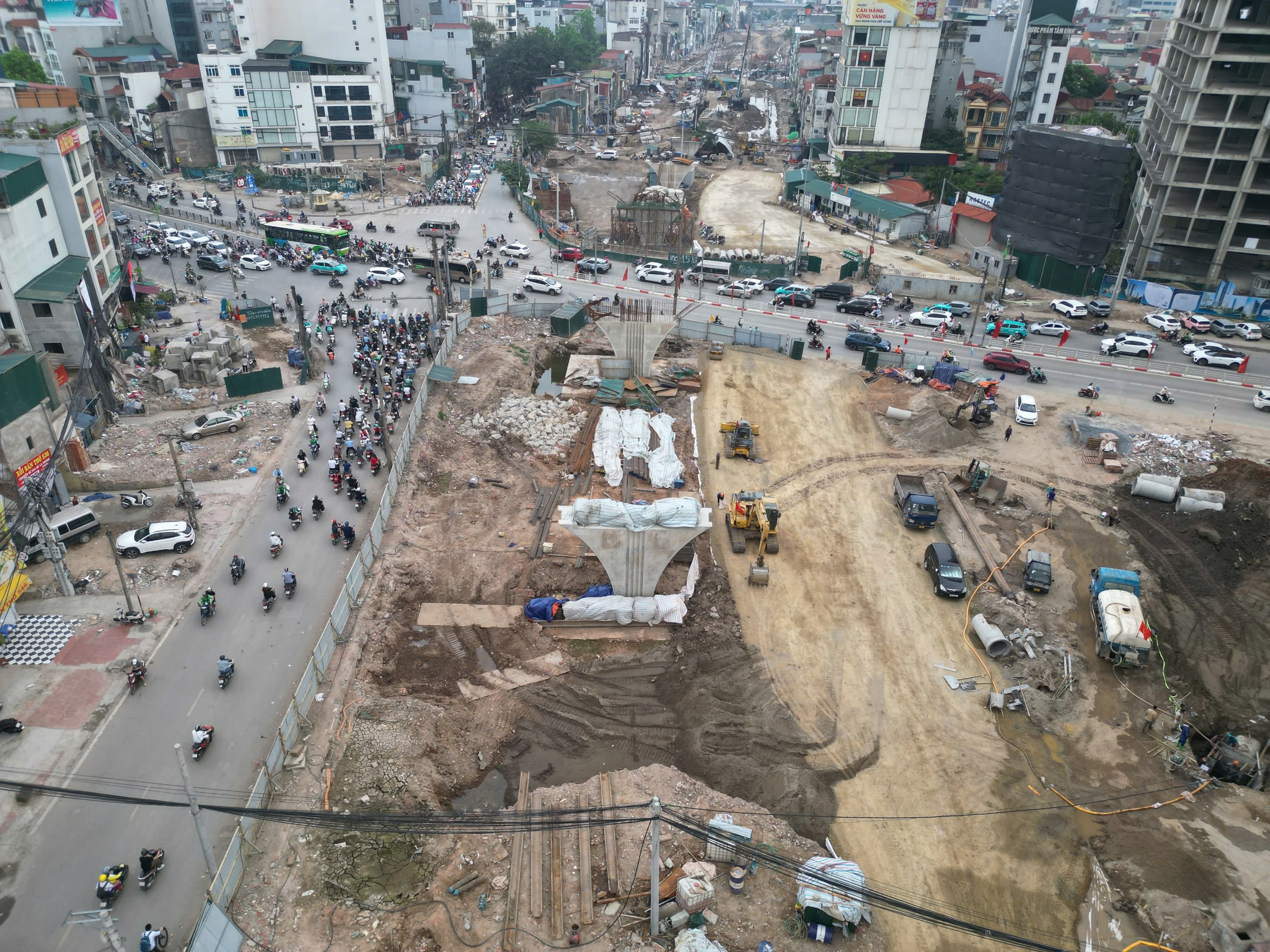 Cận cảnh khu vực cầu vượt Vành đai 1 xung đột với metro số 5 Văn Cao - Hòa Lạc - Ảnh 2.