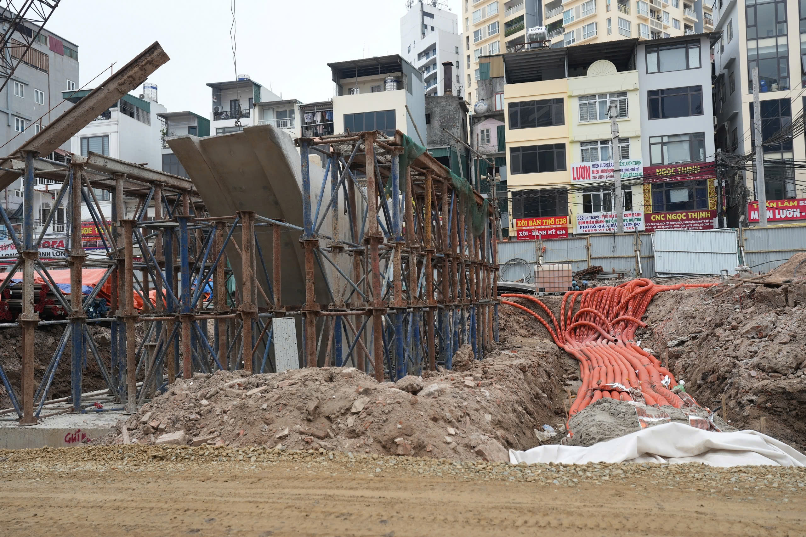 Cận cảnh khu vực cầu vượt Vành đai 1 xung đột với metro số 5 Văn Cao - Hòa Lạc - Ảnh 6.