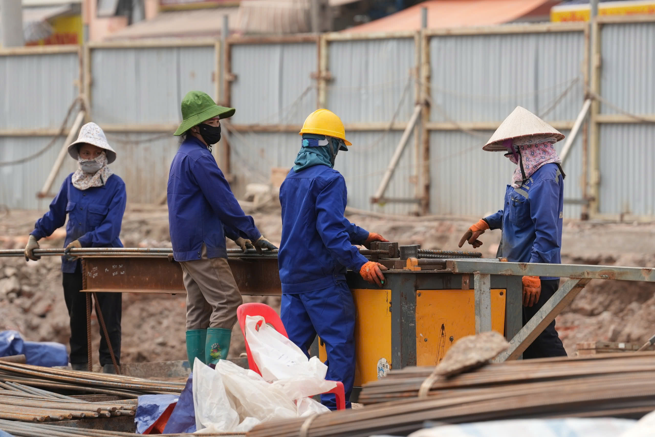 Cận cảnh khu vực cầu vượt Vành đai 1 xung đột với metro số 5 Văn Cao - Hòa Lạc - Ảnh 9.