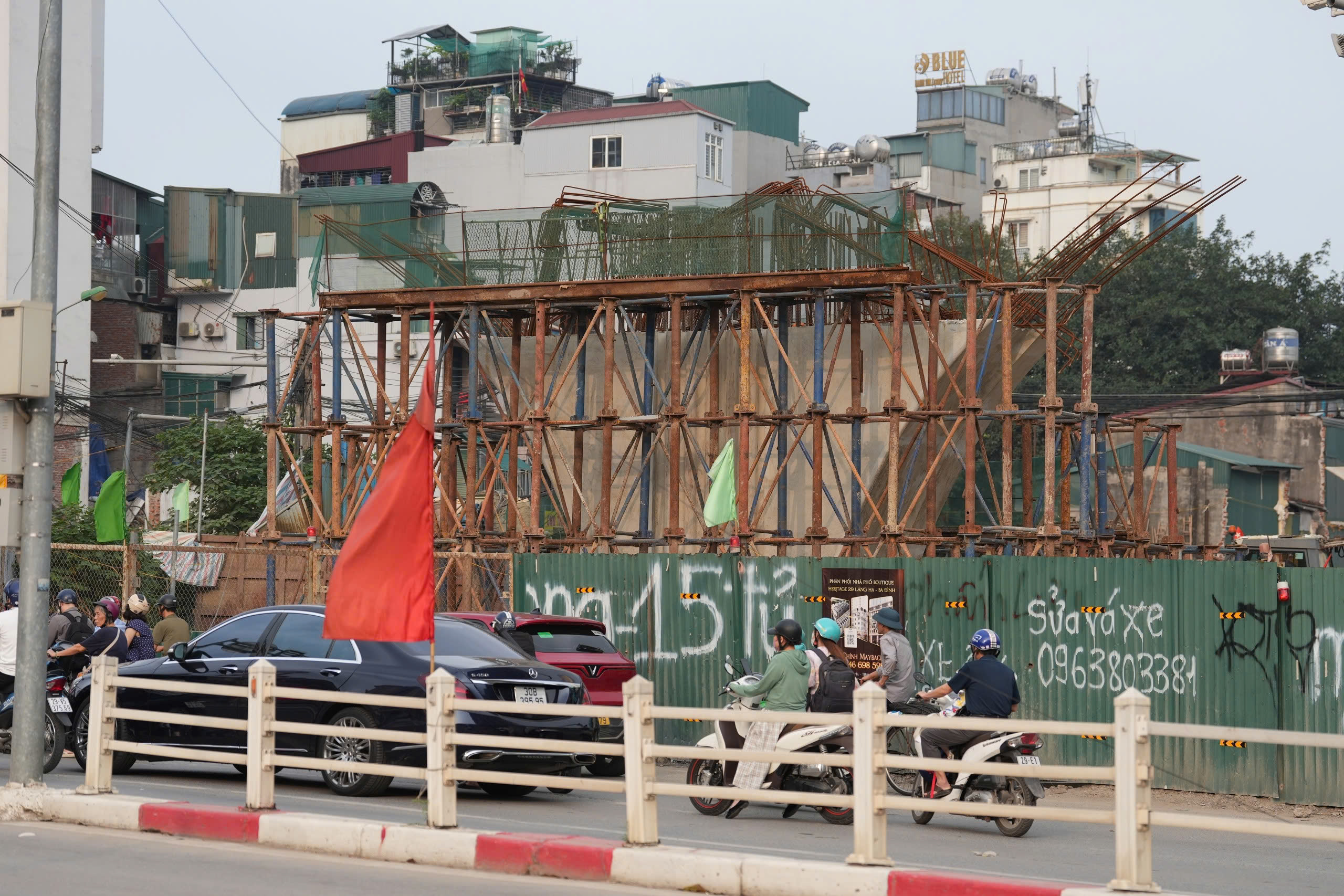 Cận cảnh khu vực cầu vượt Vành đai 1 xung đột với metro số 5 Văn Cao - Hòa Lạc - Ảnh 7.