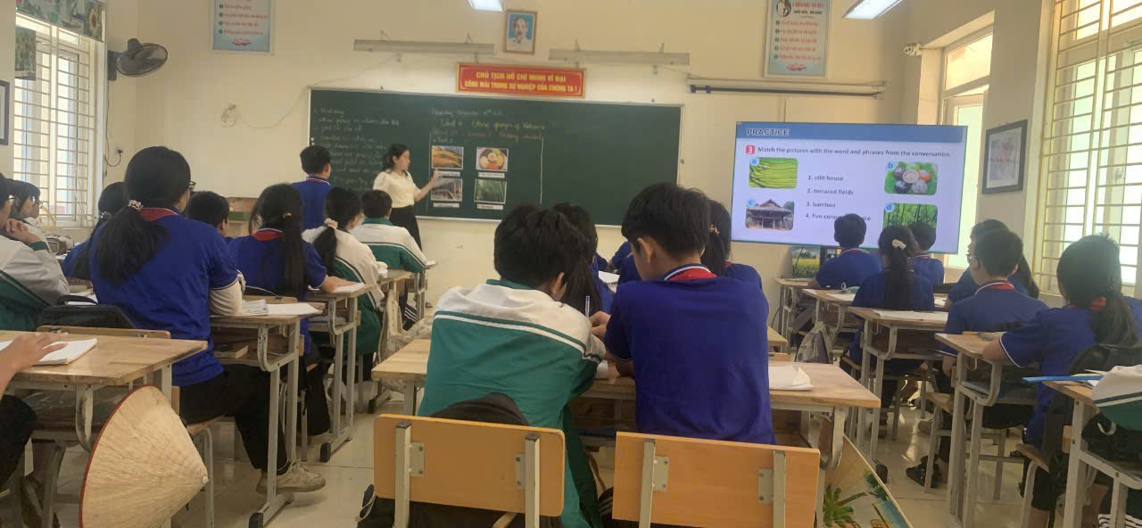 Đảm bảo tiền lương và phụ cấp cho giáo viên dạy liên trường liên cấp- Ảnh 1.