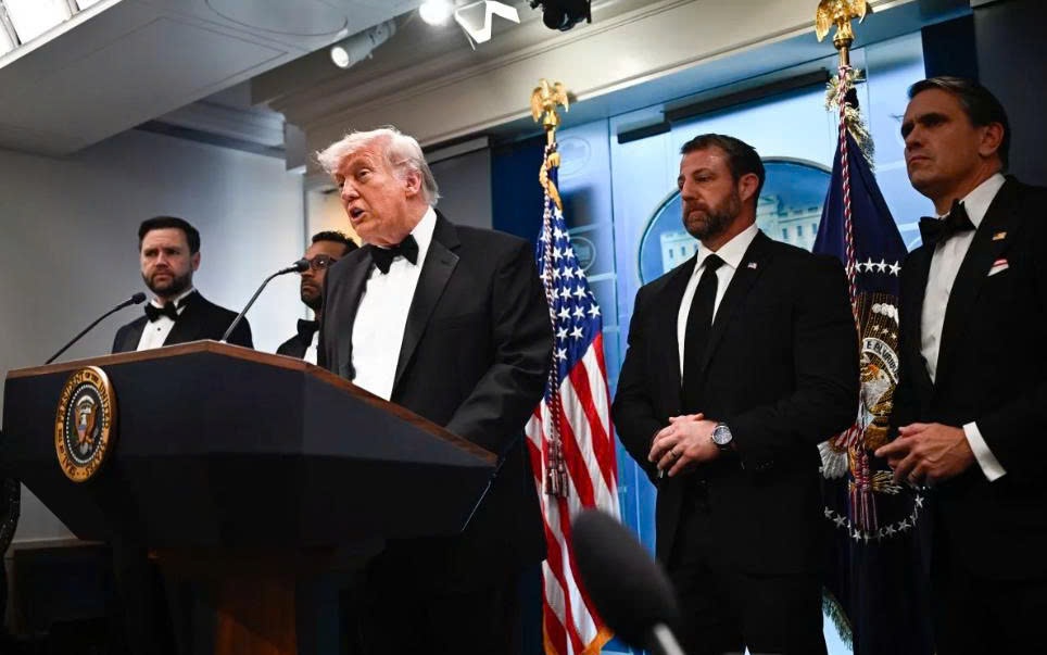 Hình ảnh đặc vụ Mỹ rút súng MP7 tại tiệc Nhà Trắng gây 'bão mạng'- Ảnh 2.