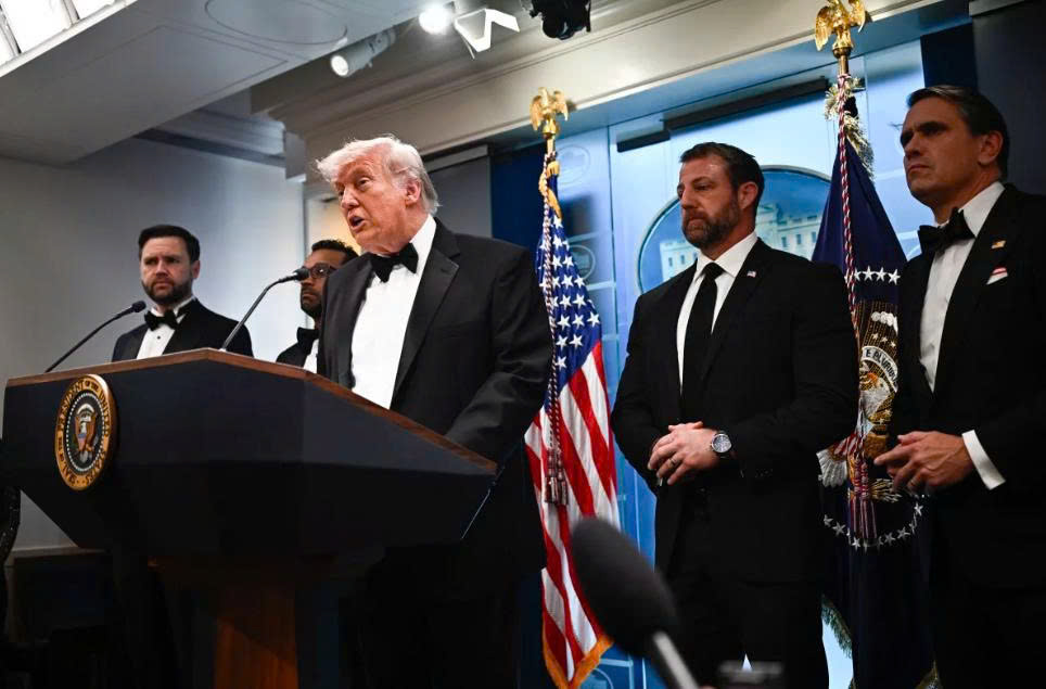 Xả súng tại tiệc báo chí Nhà Trắng: ông Trump thoát nạn, nghi phạm bị bắt giữ- Ảnh 1.