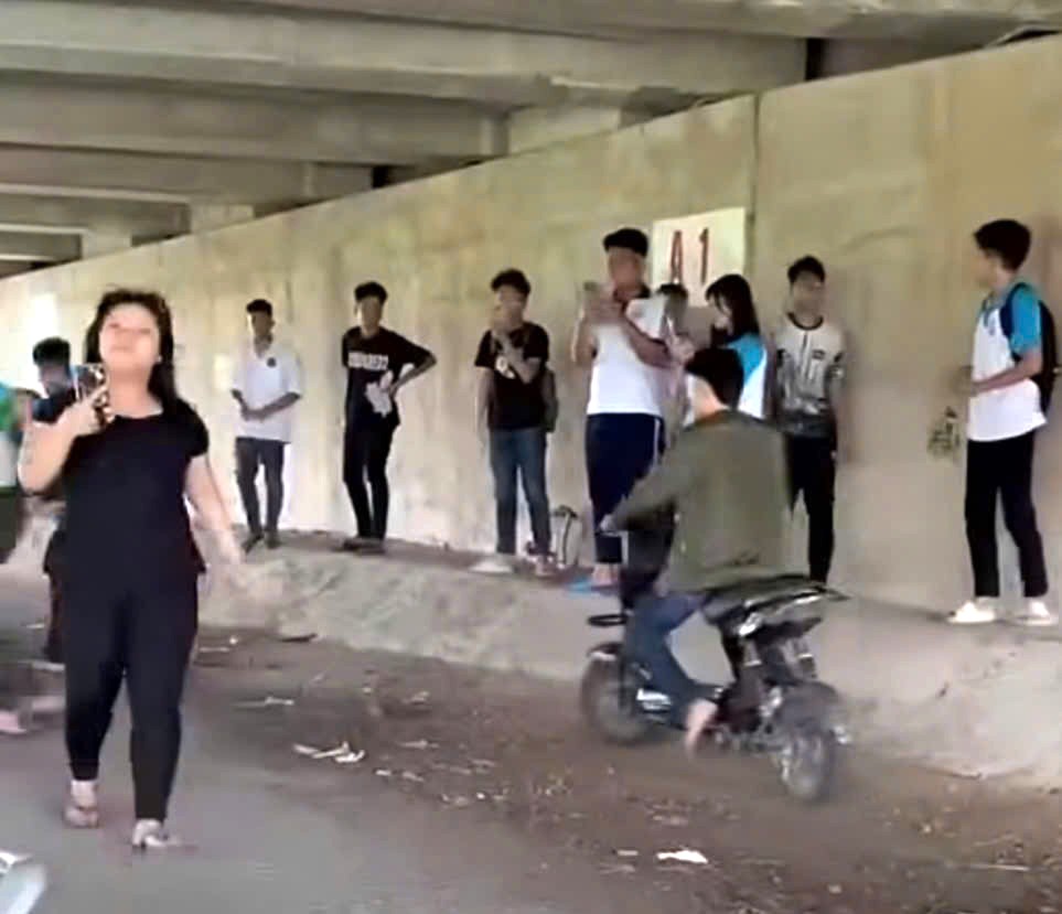 Xôn xao nhóm học sinh dùng gạch, đá, mũ bảo hiểm đánh nam sinh trường nghề- Ảnh 3.