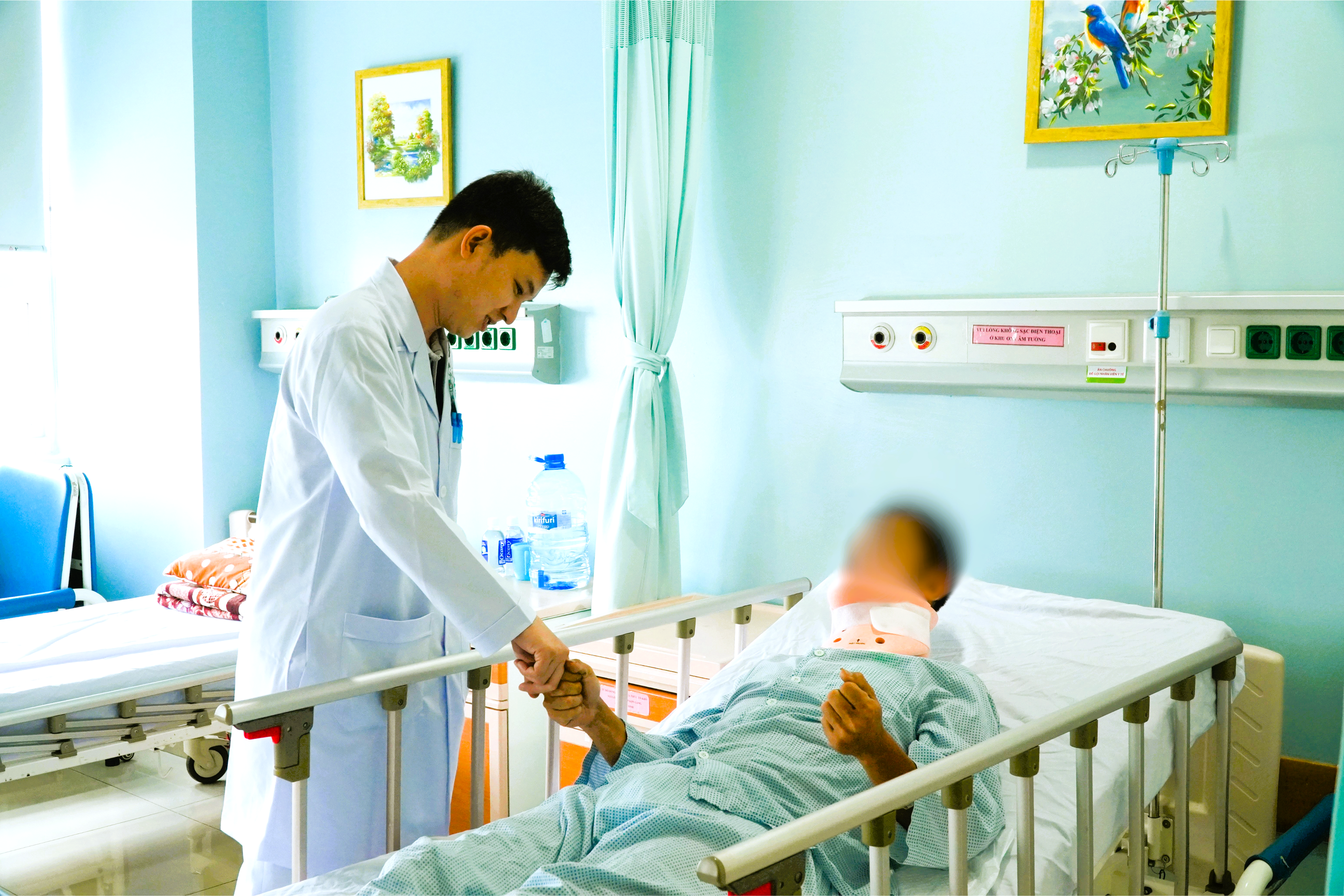 Nam thanh niên đột ngột liệt tứ chi do máu tụ- Ảnh 1.