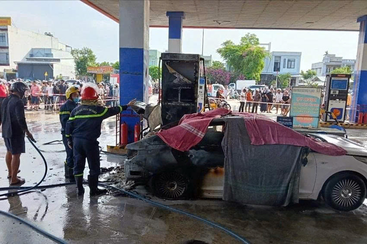 Vì sao chở pin, ắc quy trong ô tô ngày nắng nóng dễ gây cháy nổ?- Ảnh 2. Vì sao chở pin, ắc quy trong ô tô ngày nắng nóng dễ gây cháy nổ?- Ảnh 2.
