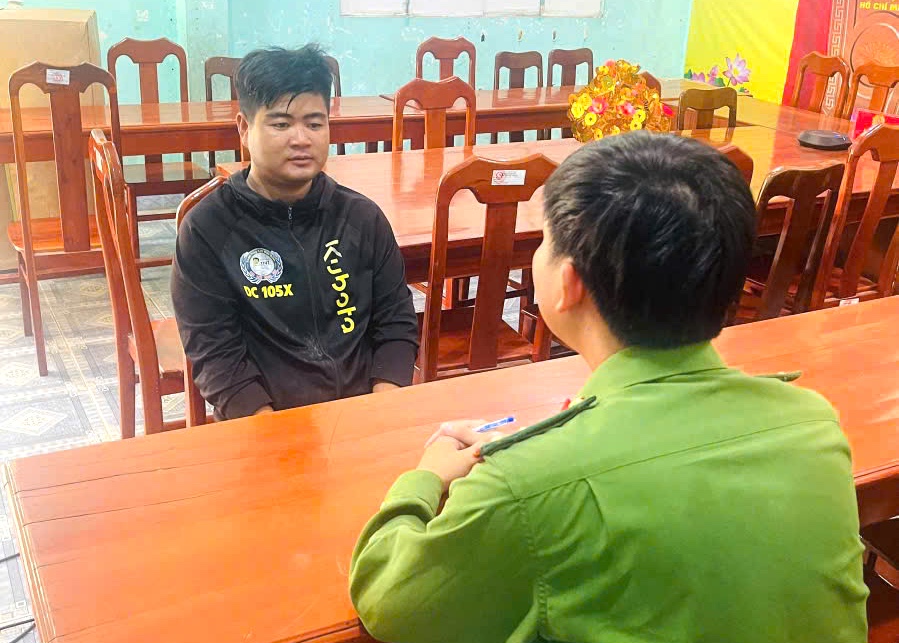Thanh niên 19 tuổi đeo khẩu trang, cầm dao cướp 300.000 đồng ở Bách Hóa Xanh- Ảnh 2. Thanh niên 19 tuổi đeo khẩu trang, cầm dao cướp 300.000 đồng ở Bách Hóa Xanh- Ảnh 2.