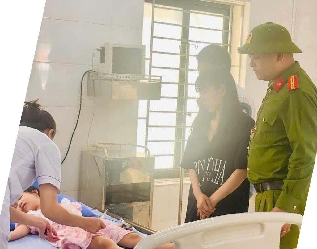 Cấp cứu bé gái ngất xỉu khi đợi phà đi Cát Bà dịp nghỉ lễ- Ảnh 1.