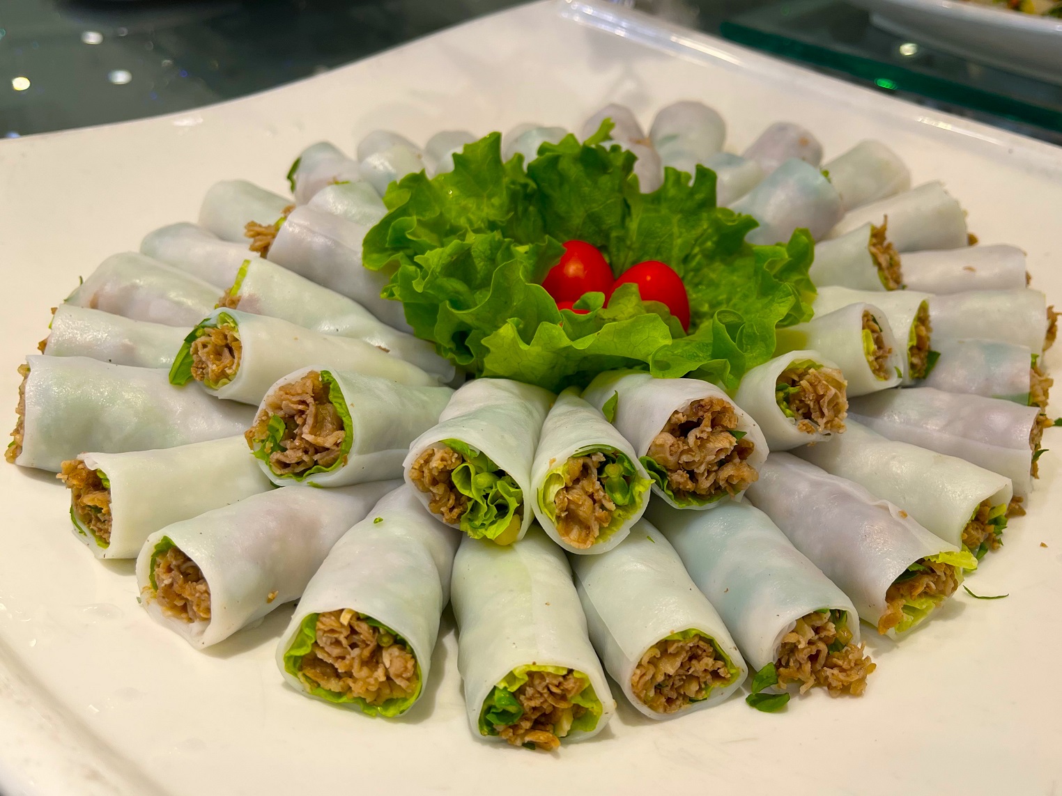 Phở cuốn: Biến tấu món phở thanh mát giúp giảm cân, giữ dáng- Ảnh 2.