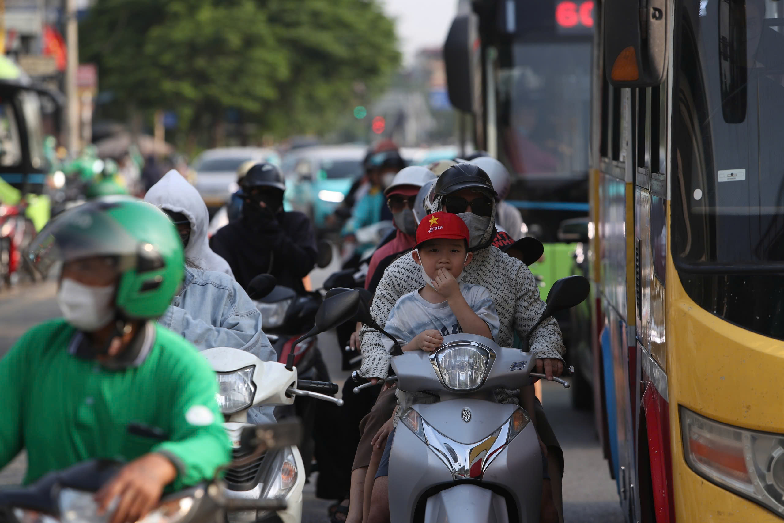 Dòng xe ùn ùn trở về Hà Nội dù chưa hết nghỉ lễ, CSGT đóng đường phân luồng- Ảnh 7.