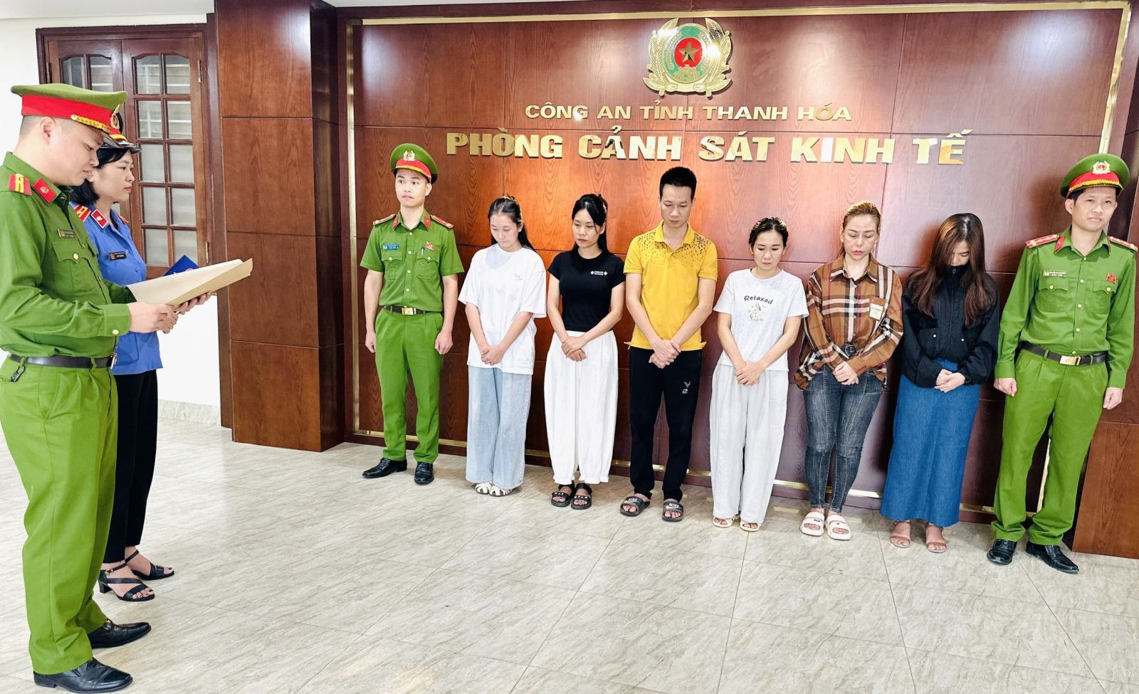 Thu giữ hơn 1.500 chai nước hoa giả mạo các thương hiệu nổi tiếng thế giới- Ảnh 2. Thu giữ hơn 1.500 chai nước hoa giả mạo các thương hiệu nổi tiếng thế giới- Ảnh 2.