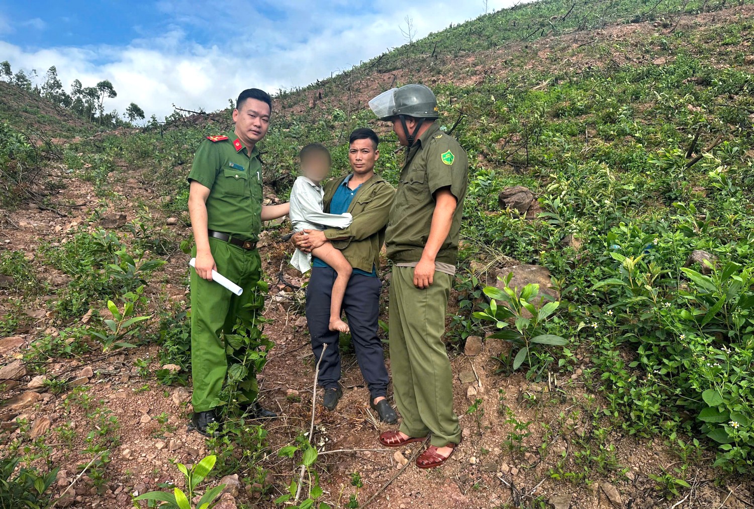 Từ dấu vết nghi vấn, tìm thấy bé gái 10 tuổi bị lạc trong rừng- Ảnh 1.