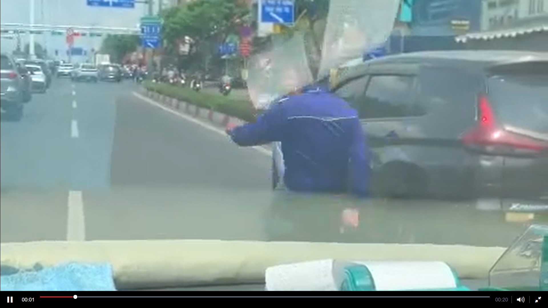 Công an TPHCM triệu tập 2 tài xế đánh nhau giữa đường Phạm Văn Đồng- Ảnh 1.