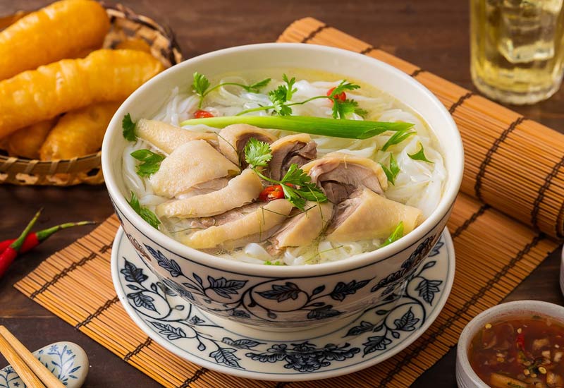 Một bát phở gà chứa bao nhiêu calo và 5 nhóm người cần thận trọng khi ăn- Ảnh 2.