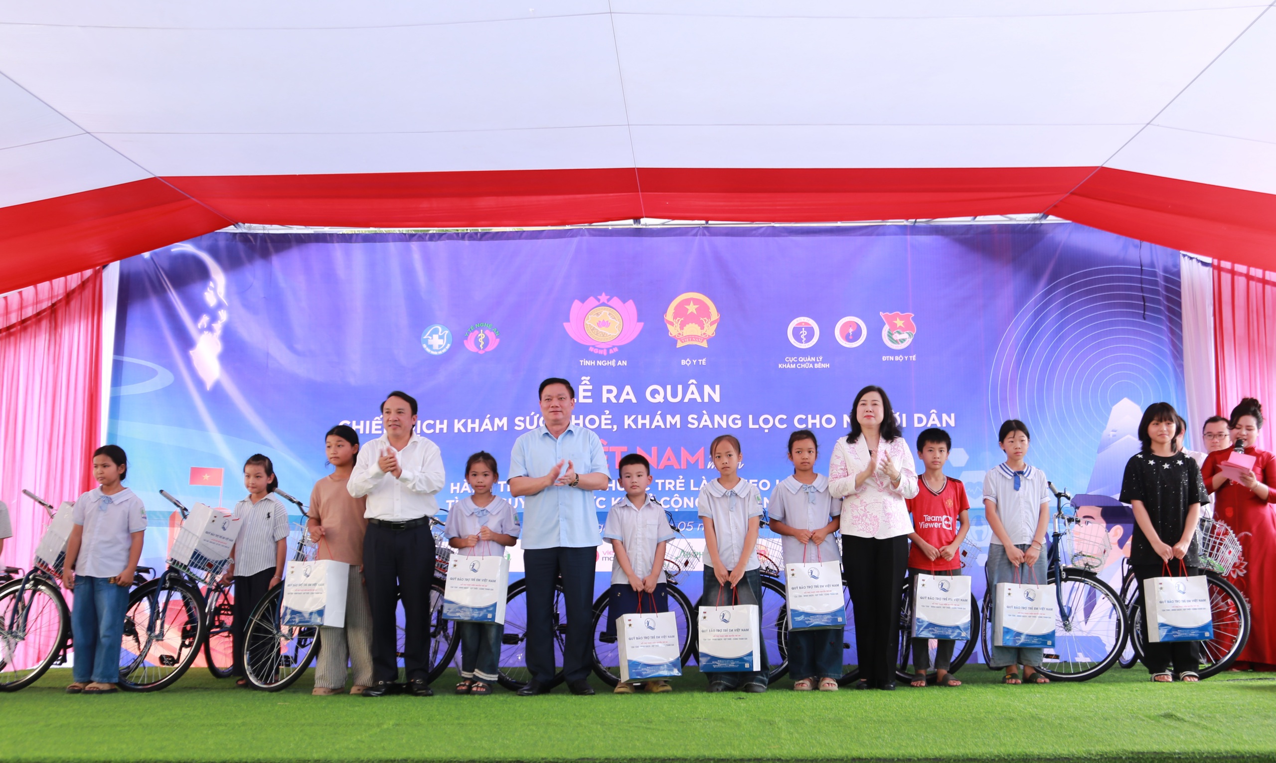 Bộ trưởng Đào Hồng Lan: Chăm sóc sức khỏe người dân từ sớm, từ xa và ngay tại cơ sở- Ảnh 2. Bộ trưởng Đào Hồng Lan: Chăm sóc sức khỏe người dân từ sớm, từ xa và ngay tại cơ sở- Ảnh 2.