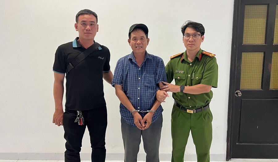 Bắt đối tượng truy nã đặc biệt sau nhiều năm lẩn trốn dưới vỏ bọc buôn hải sản- Ảnh 1. Bắt đối tượng truy nã đặc biệt sau nhiều năm lẩn trốn dưới vỏ bọc buôn hải sản- Ảnh 1.