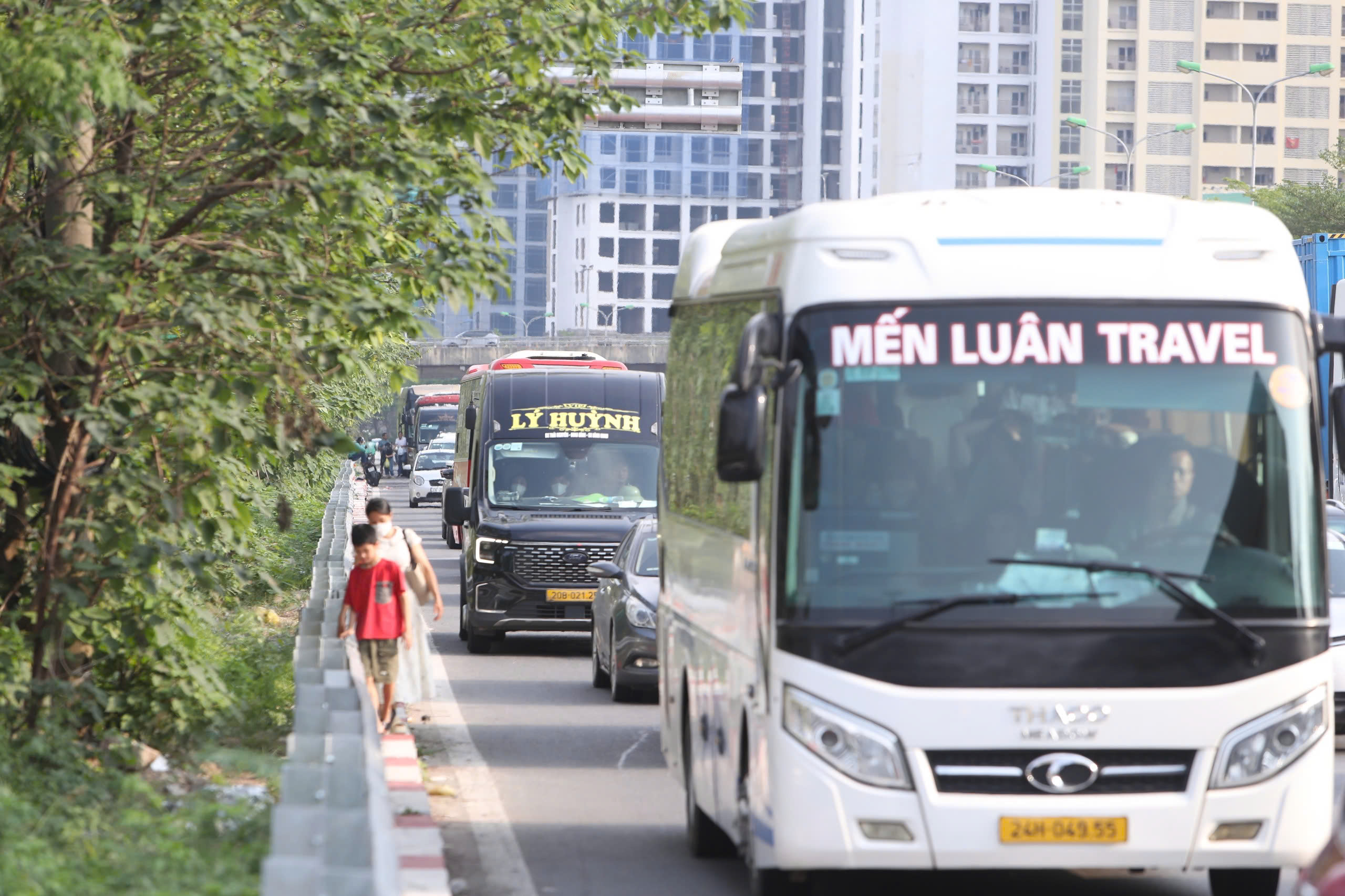 Dòng xe ùn ùn trở về Hà Nội dù chưa hết nghỉ lễ, CSGT đóng đường phân luồng- Ảnh 5.