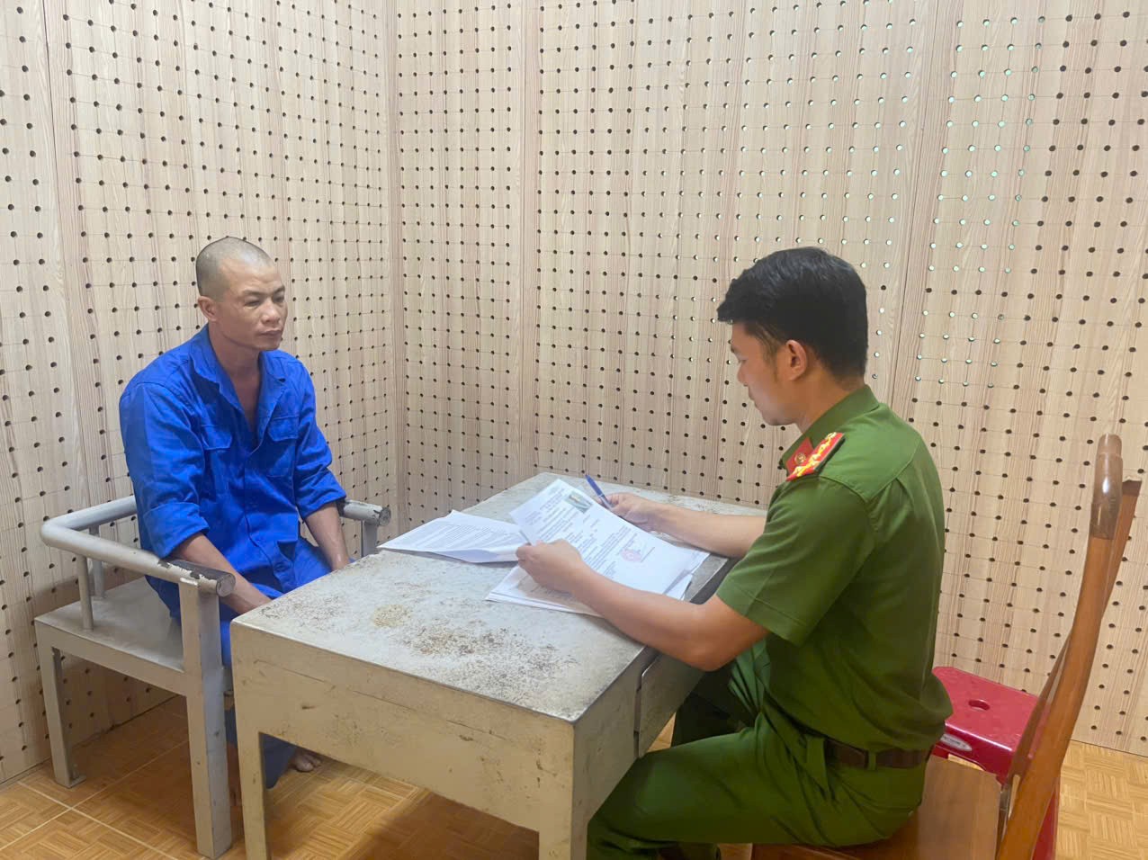Sau 11 năm trốn truy nã, đối tượng lừa đảo bị bắt khi sống cùng bạn gái- Ảnh 1.
