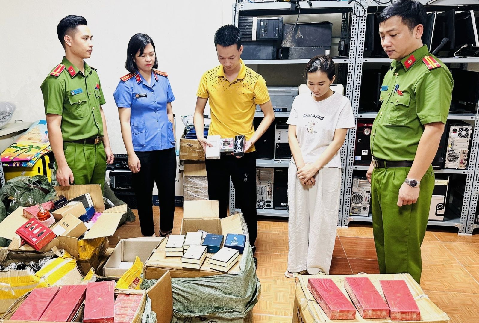 Thu giữ hơn 1.500 chai nước hoa giả mạo các thương hiệu nổi tiếng thế giới- Ảnh 1. Thu giữ hơn 1.500 chai nước hoa giả mạo các thương hiệu nổi tiếng thế giới- Ảnh 1.
