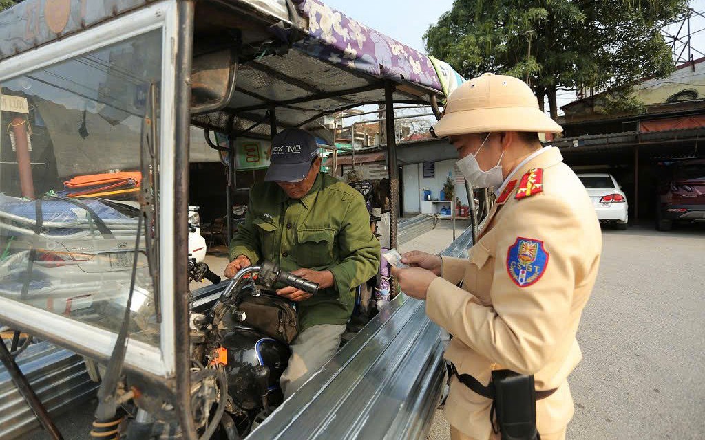Thu vài nghìn đồng mỗi đơn hàng, shipper chịu tiền phạt gấp nhiều lần vì lỗi này- Ảnh 1.