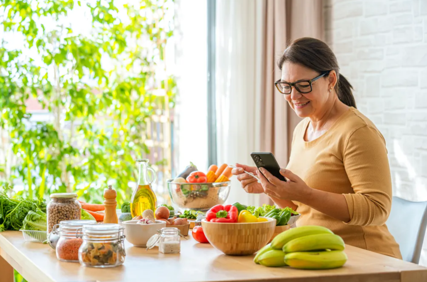5 nhóm thực phẩm quan trọng trong chế độ dinh dưỡng sau tuổi 50 - Ảnh 1.