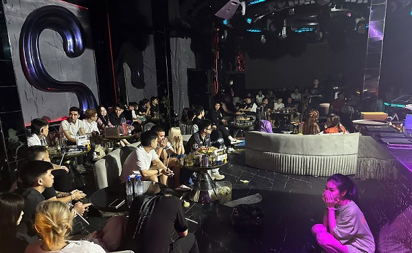 Hà Nội: Tạm giữ 13 đối tượng để điều tra về hành vi kinh doanh 'bóng cười' tại Lounge Gas Remix- Ảnh 2. Hà Nội: Tạm giữ 13 đối tượng để điều tra về hành vi kinh doanh 'bóng cười' tại Lounge Gas Remix- Ảnh 2.