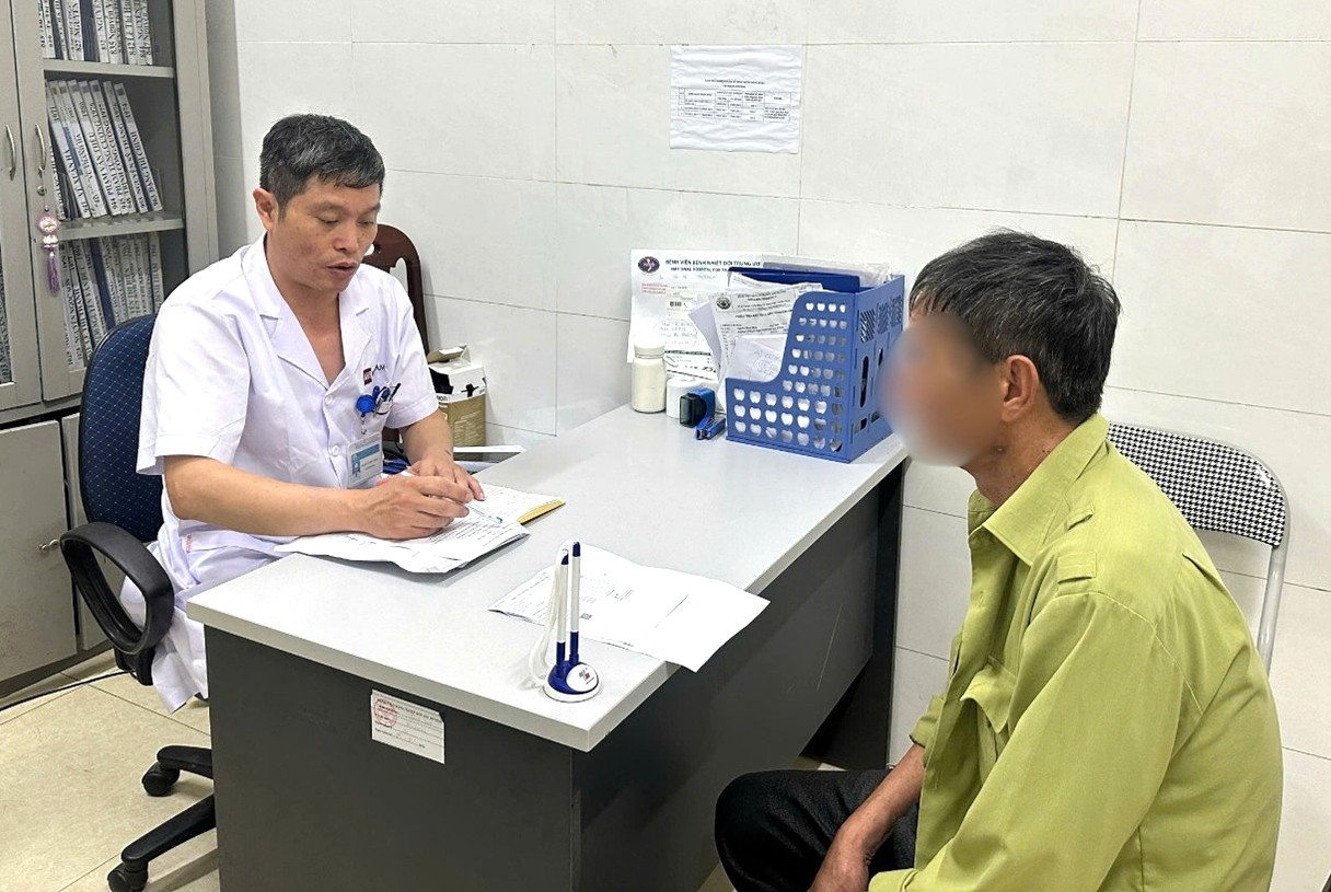 Người đàn ông 60 tuổi bất ngờ phát hiện nhiễm 5 loại ký sinh trùng từ hiện tượng ngứa kéo dài- Ảnh 1. Người đàn ông 60 tuổi bất ngờ phát hiện nhiễm 5 loại ký sinh trùng từ hiện tượng ngứa kéo dài- Ảnh 1.