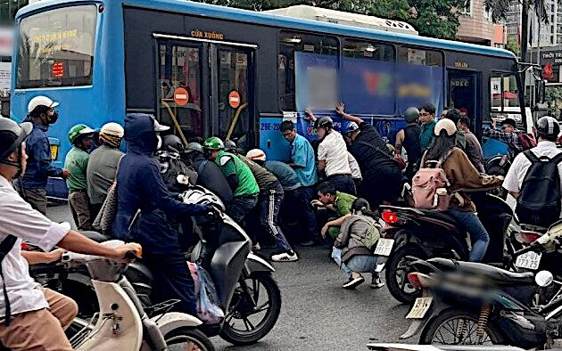 Tai nạn liên hoàn 10 xe tại Hà Nội: Tài xế được cứu ra khỏi phương tiện đã biến dạng- Ảnh 1.