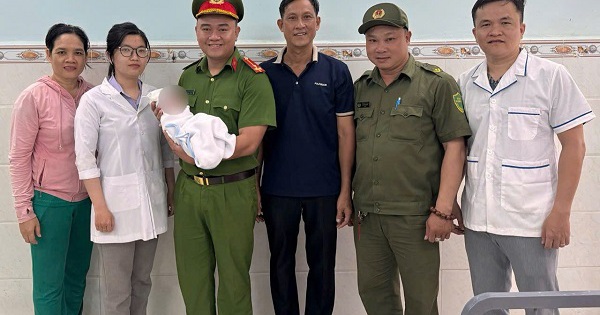 Xót xa bé trai sơ sinh bị bỏ lại ven đường trong túi nilon màu đỏ