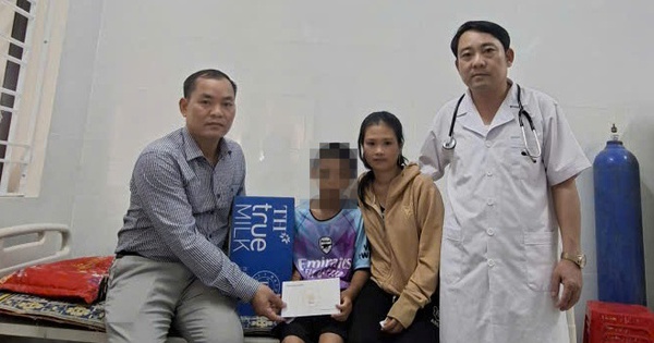 Bé trai nghi bị bạo hành ở Nghệ An được đưa đến cơ sở y tế thăm khám