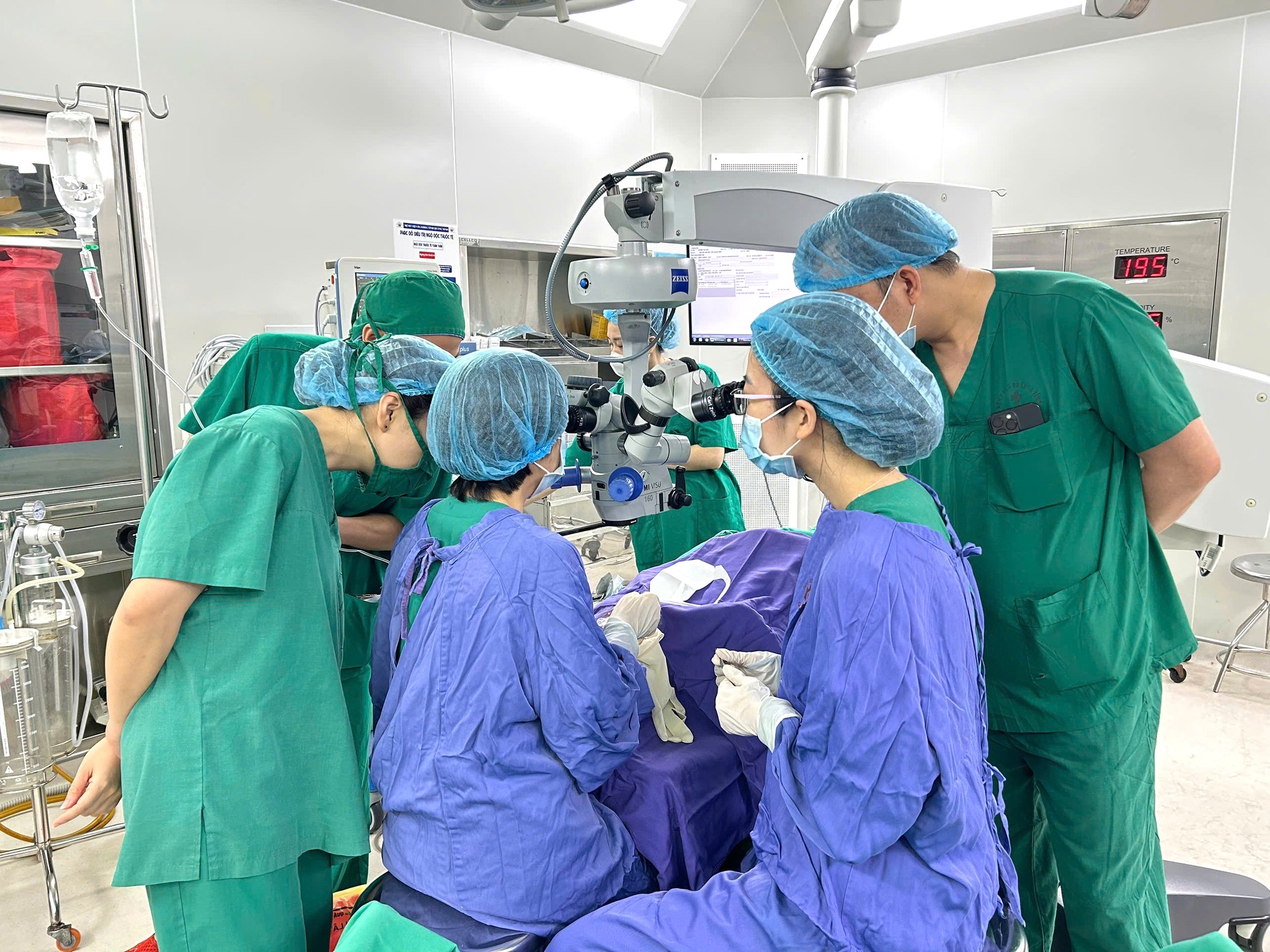 Lần đầu tiên ghép giác mạc từ người hiến chết não tại BVĐK Quảng Ninh- Ảnh 3. Lần đầu tiên ghép giác mạc từ người hiến chết não tại BVĐK Quảng Ninh- Ảnh 3.