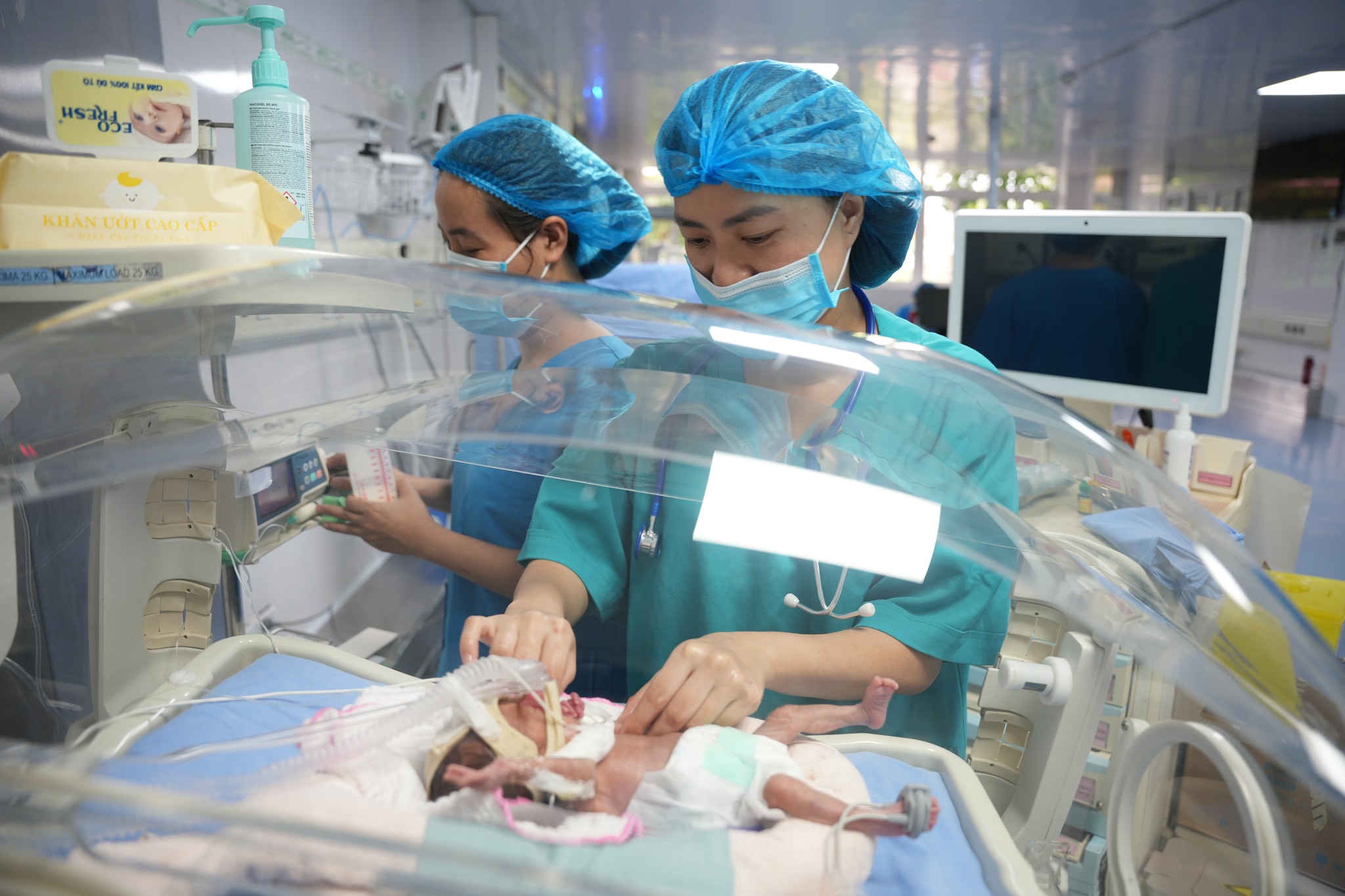 Hành trình 86 ngày nuôi sống bé sơ sinh non tháng của y bác sĩ ở Quảng Ninh- Ảnh 1. Hành trình 86 ngày nuôi sống bé sơ sinh non tháng của y bác sĩ ở Quảng Ninh- Ảnh 1.