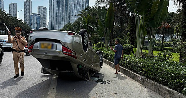 Ô tô ‘ngửa bụng’ tại Hà Nội sau sự cố bất ngờ
