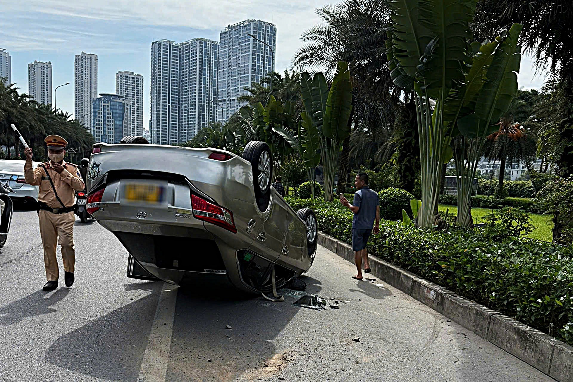 Một vụ ô tô ngửa bụng vừa xảy ra tại Hà Nội sau sự cố nổ lốp, lực lượng chức năng nhanh chóng có mặt phân luồng giao thông.