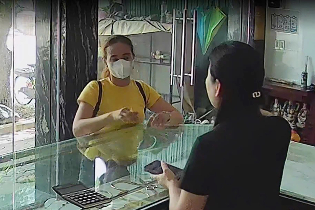 Công an truy tìm cặp đôi cướp vàng giữa ban ngày - Ảnh 1.