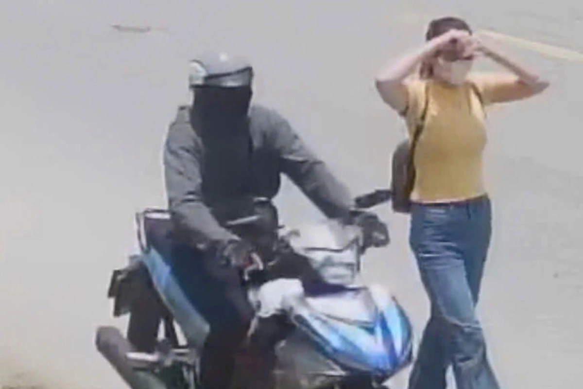 Công an truy tìm cặp đôi cướp vàng giữa ban ngày - Ảnh 2.