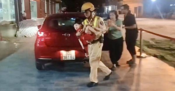 CSGT dùng xe đặc chủng đưa bé 3 tuổi đi cấp cứu