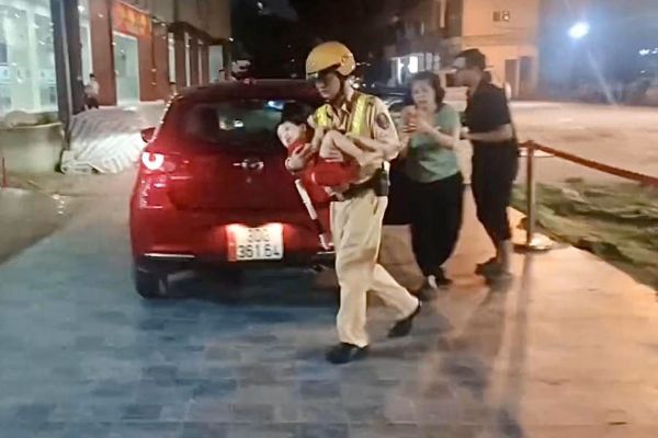 CSGT dùng xe đặc chủng đưa bé 3 tuổi đi cấp cứu- Ảnh 1.