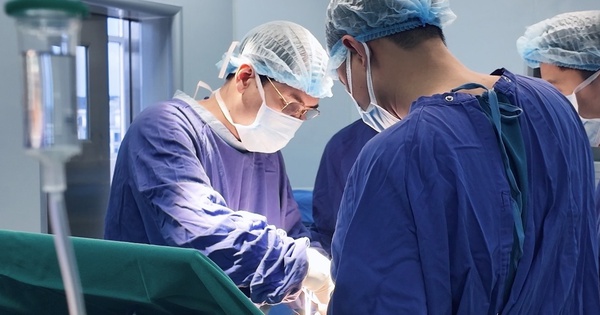 Cứu sống bệnh nhân người Anh có dạ dày ‘lạc chỗ’ lên lồng ngực