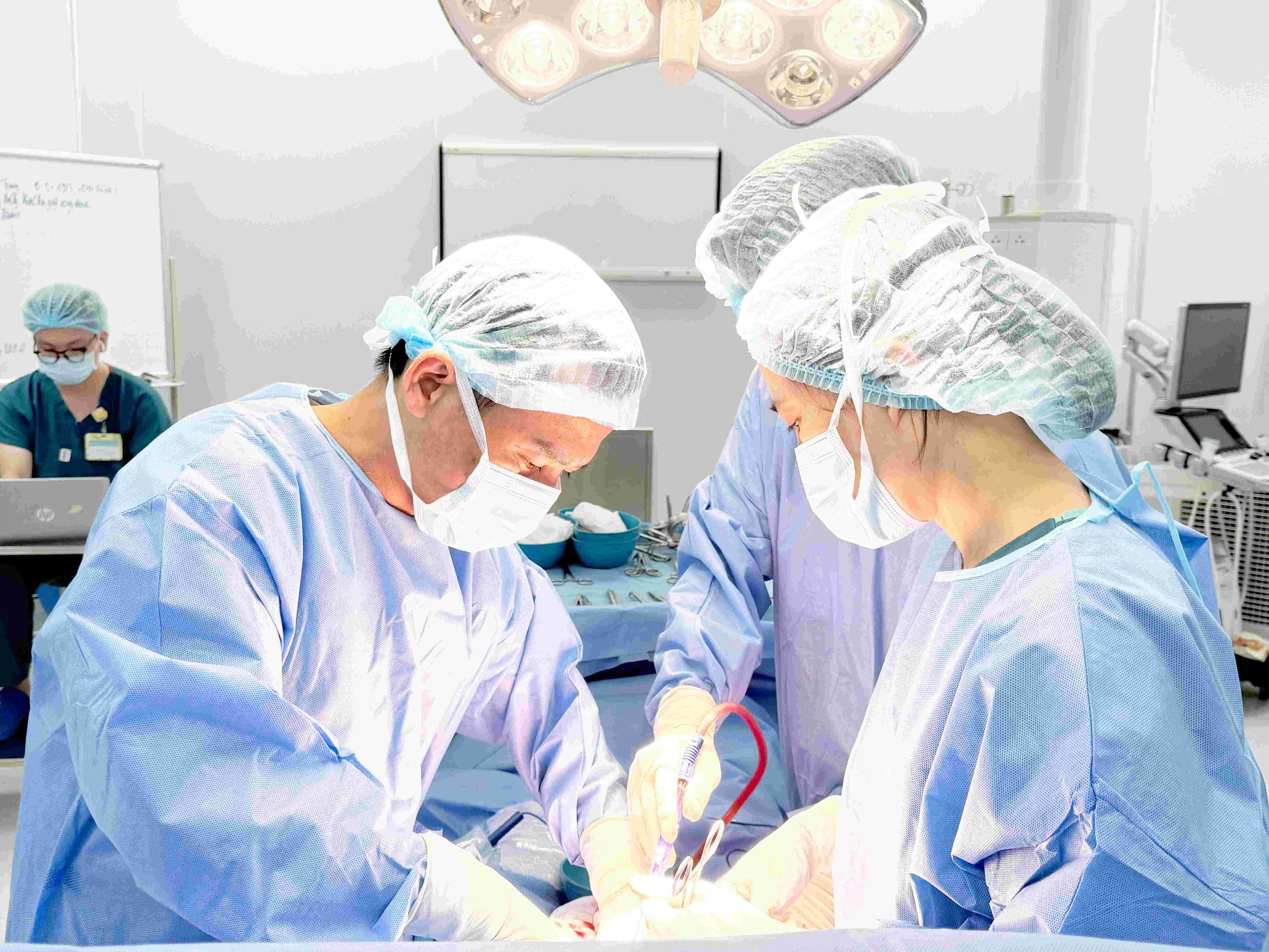 Vinmec Đà Nẵng loại bỏ thành công khối u to như thai 3 tháng gây biến dạng tử cung- Ảnh 1. Vinmec Đà Nẵng loại bỏ thành công khối u to như thai 3 tháng gây biến dạng tử cung- Ảnh 1.