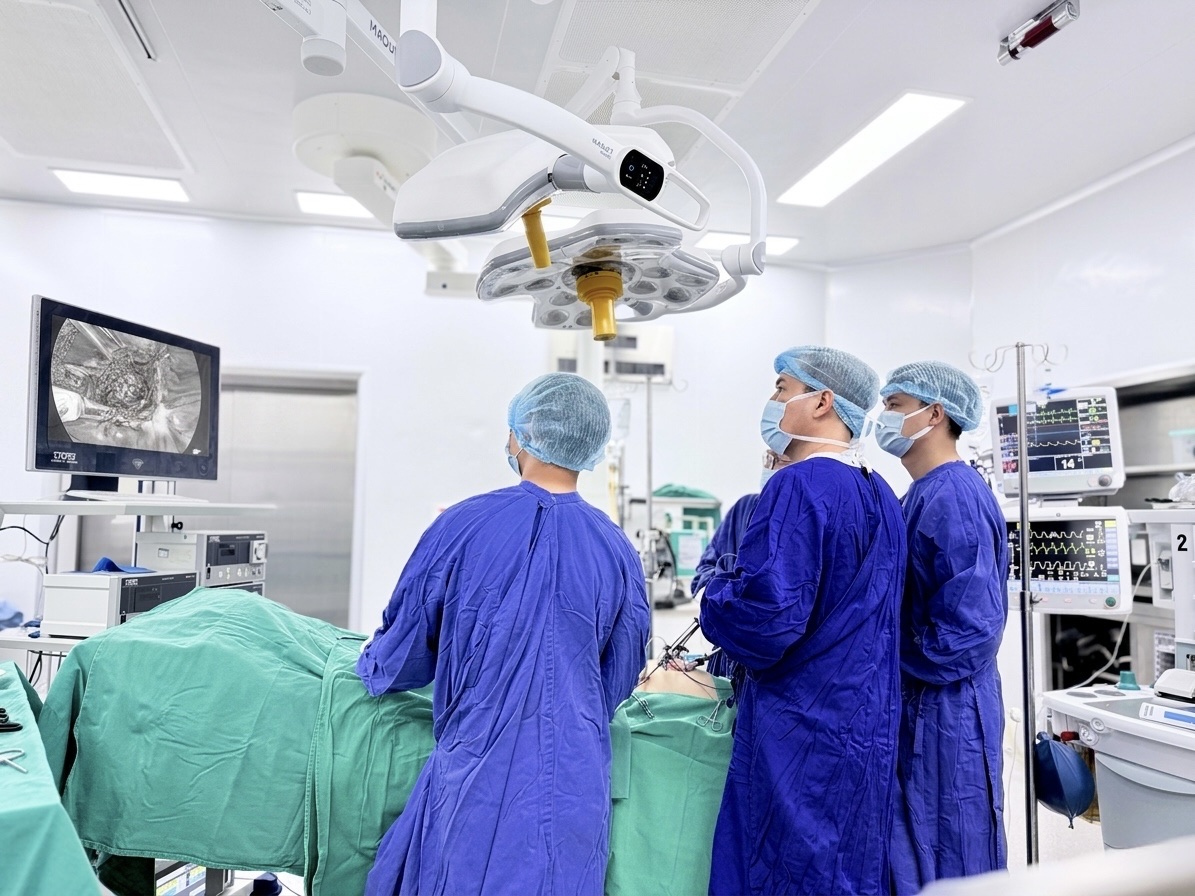 Vinmec Hạ Long nội soi bóc tách thành công khối u hiếm gặp, giữ trọn khả năng sinh sản cho người bệnh trẻ- Ảnh 2.