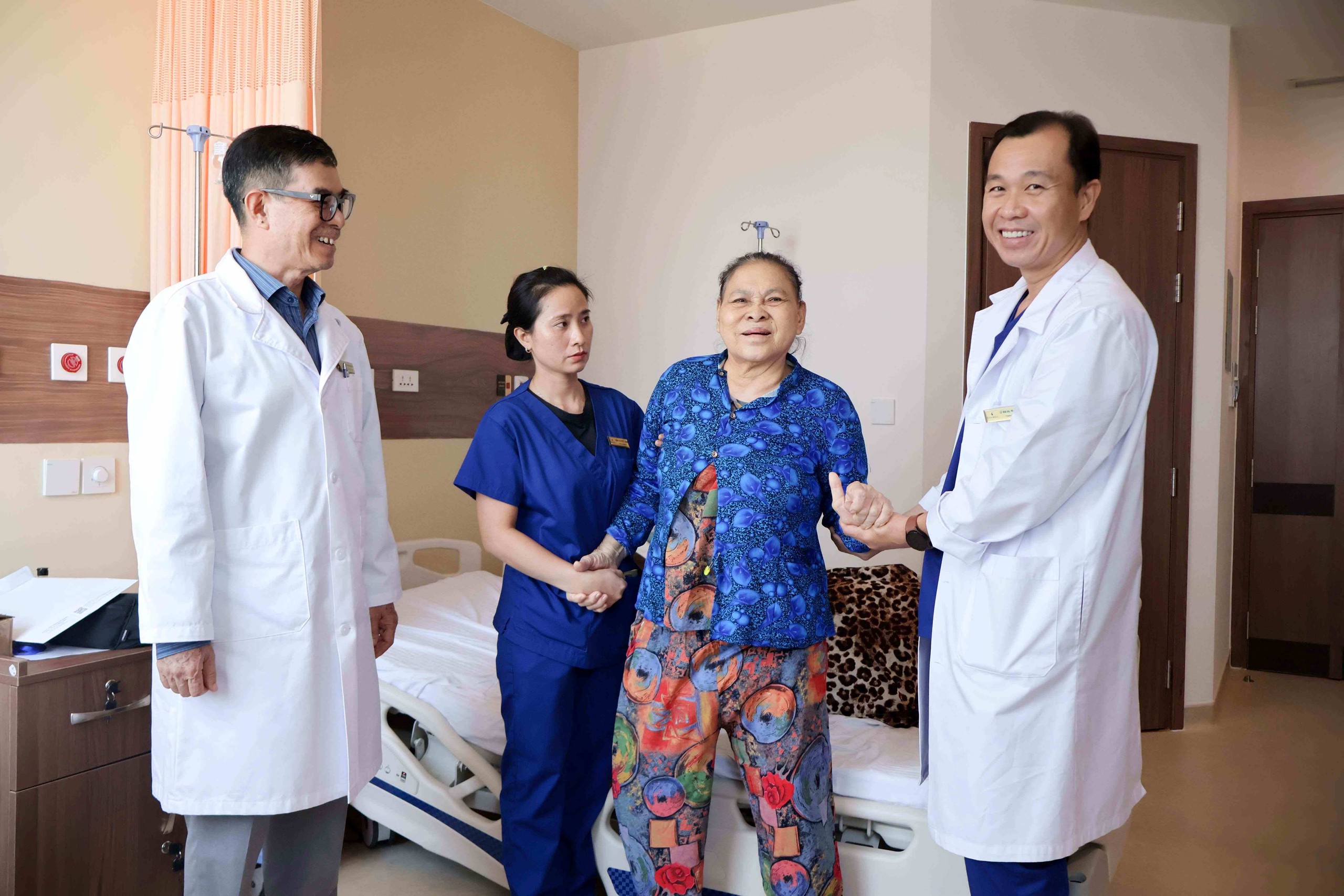 Vinmec thay khớp toàn phần cho bệnh nhân 78 tuổi bị hoại tử chỏm- Ảnh 2.
