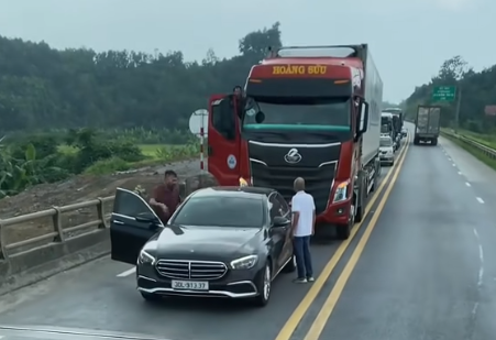 xe Mercedes chặn đầu phương tiện trên cao tốc xe Mercedes chặn đầu phương tiện trên cao tốc