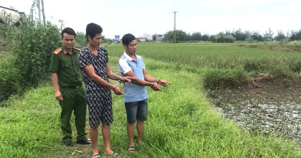 Hai gã đàn ông bắt trộm nghé mang ra đồng giết lấy thịt mang về cất vào tủ