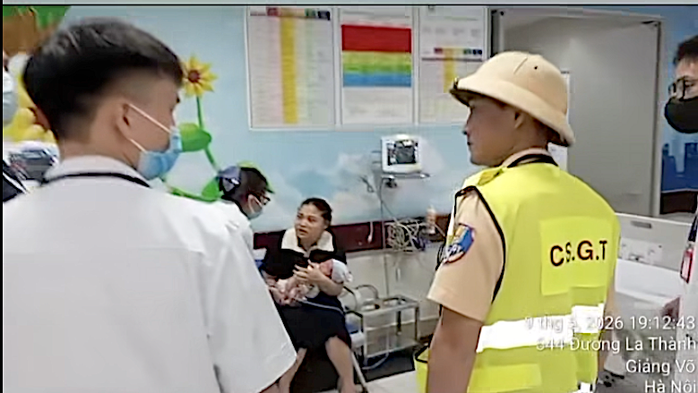 Bé sơ sinh 11 ngày tuổi co giật, tím tái trên cao tốc, CSGT lập tức mở đường- Ảnh 2.